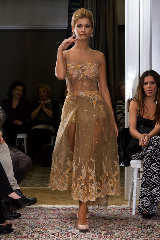 Η Αλεξάνδρα Λοΐζου εντυπωσιάζει με see through φόρεμα σε επίδειξη μόδας