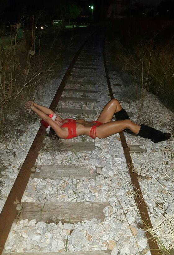 Η γυμνάστρια Χριστίνα Πάζιου ποζάρει σαν σέξυ Αγιοβασιλίτσα στις γραμμές του τραίνου περιμένοντας τον Άγιο Βασίλη