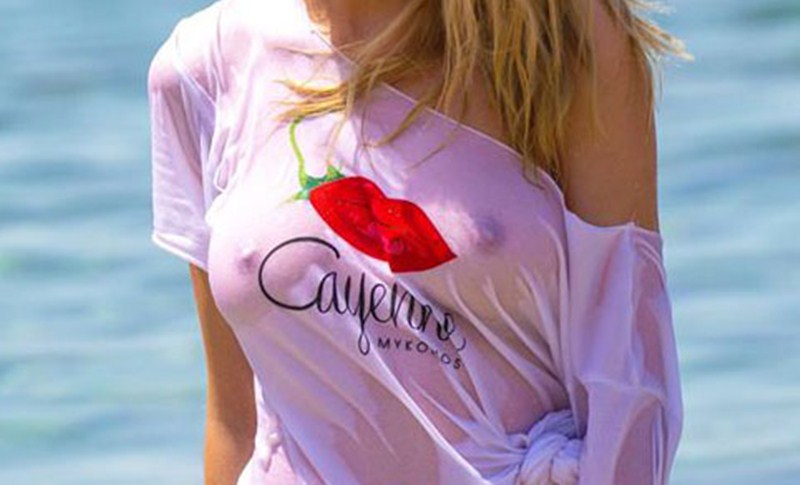 Η Φαίη Λαιμού σε καυτή φωτογράφηση με βρεγμένο μπλουζάκι