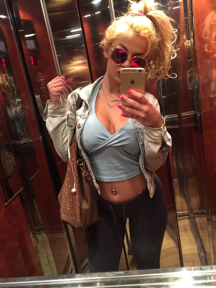 Σέξυ selfies της Λάουρας Δημητρίου σε ασανσέρ