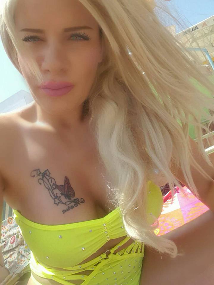 Η Μαρία Σαατσάκη σε σέξυ φωτογραφίες με κίτρινο μπικίνι σε παραλία της Κρήτης