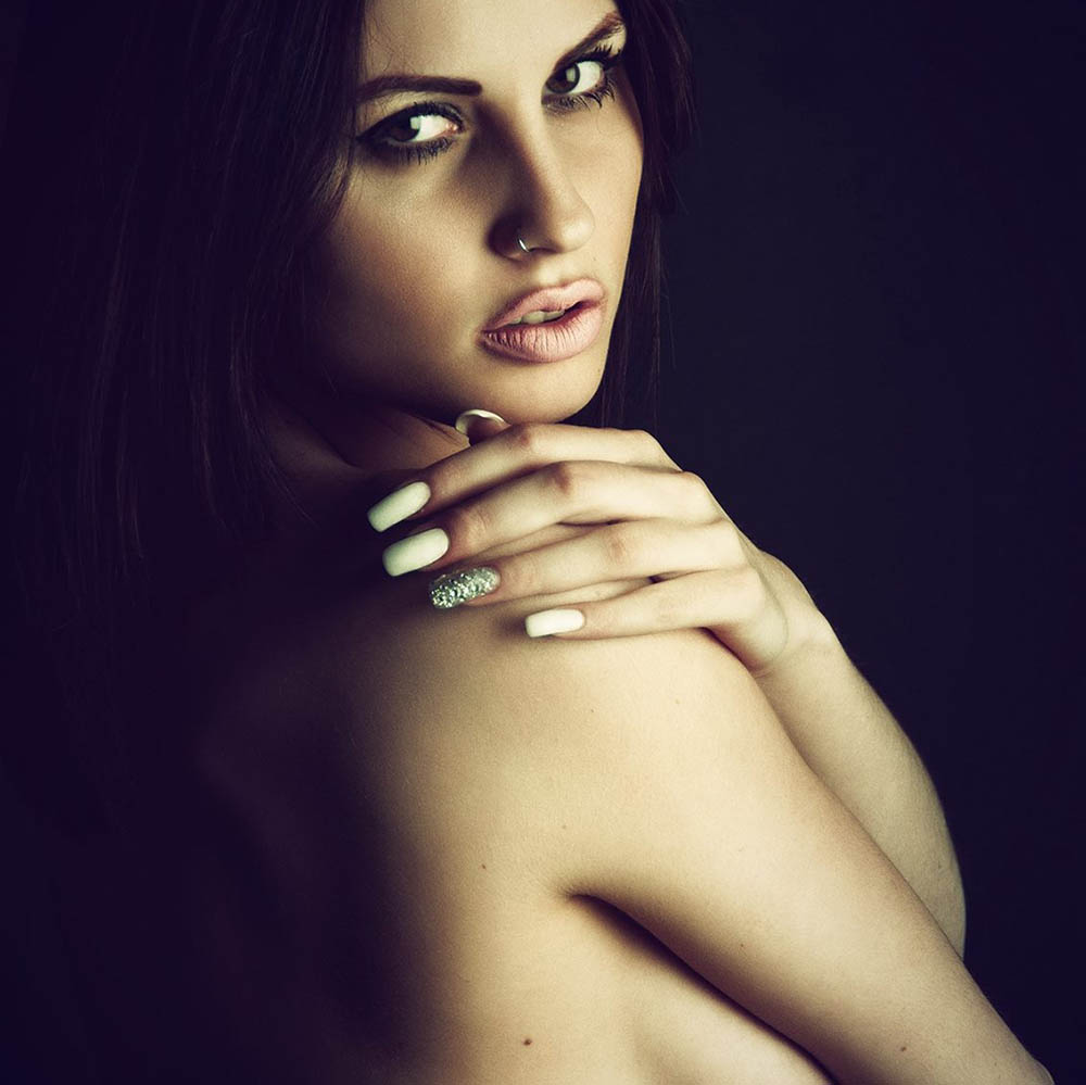 Το μοντέλο Βάσω Αμπεριάδου σε σέξυ φωτογραφίες