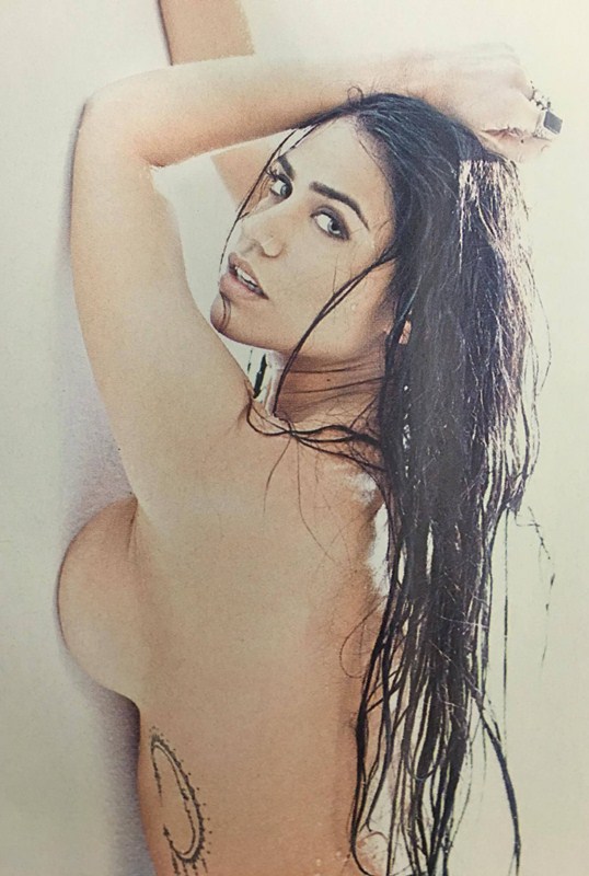 Η κόρη του Λευτέρη Πανταζή, Κόνι Μεταξά, φωτογραφίζεται σέξυ και topless