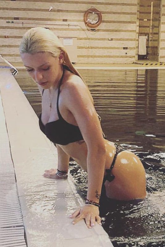 Η Στέλλα Μιζεράκη σε σέξυ φωτογραφίες με μπικίνι στην πισίνα