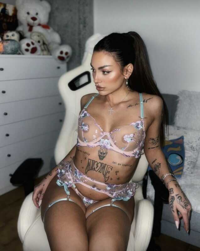 Η κουκλάρα streamer Σοφία σε σέξι φωτογραφίες