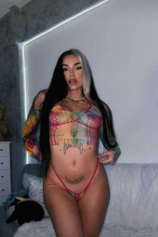 Η κουκλάρα streamer Σοφία σε σέξι φωτογραφίες