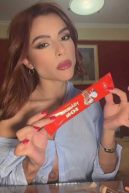 Η Ελευθερία Ελευθερίου δείχνει το στήθος της