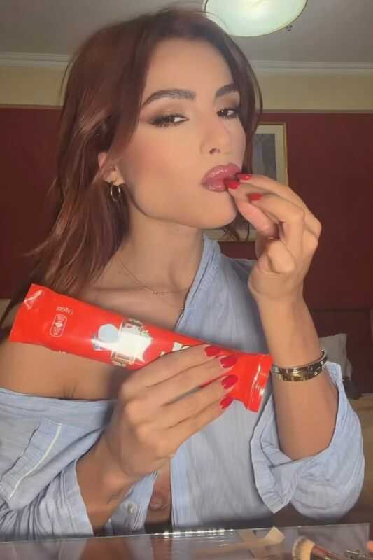 Η Ελευθερία Ελευθερίου δείχνει το στήθος της