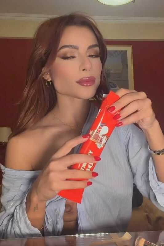 Η Ελευθερία Ελευθερίου δείχνει το στήθος της