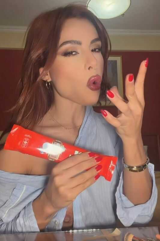 Η Ελευθερία Ελευθερίου δείχνει το στήθος της