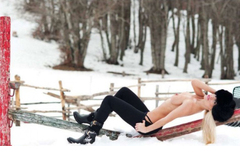 Η Ana Emilia Danciu γδύνεται στα χιόνια