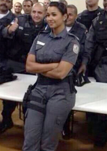 Γυμνές φωτογραφίες της Βραζιλιανας αστυνομικού Τζούλιας