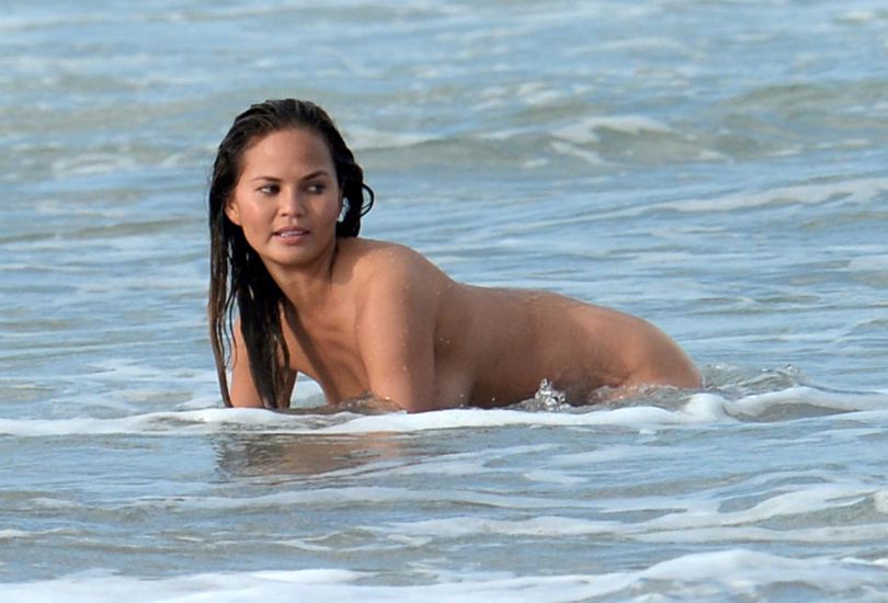 Η Αμερικανίδα μοντέλο Chrissy Teigen κάνει μπάνιο topless