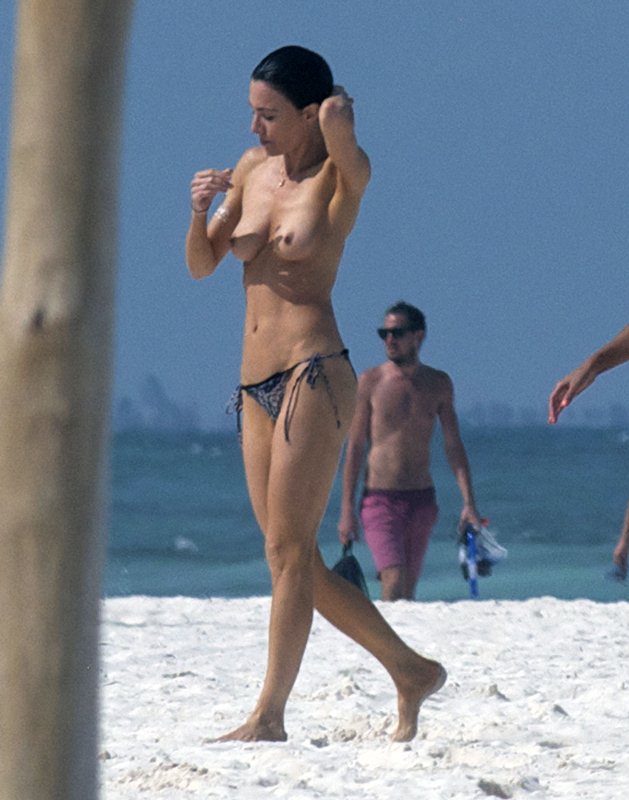 Η ηθοποιός Jaime Murray γυμνόστηθη σε παραλία στο Μεξικό