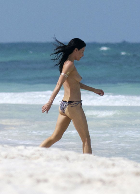 Η ηθοποιός Jaime Murray γυμνόστηθη σε παραλία στο Μεξικό