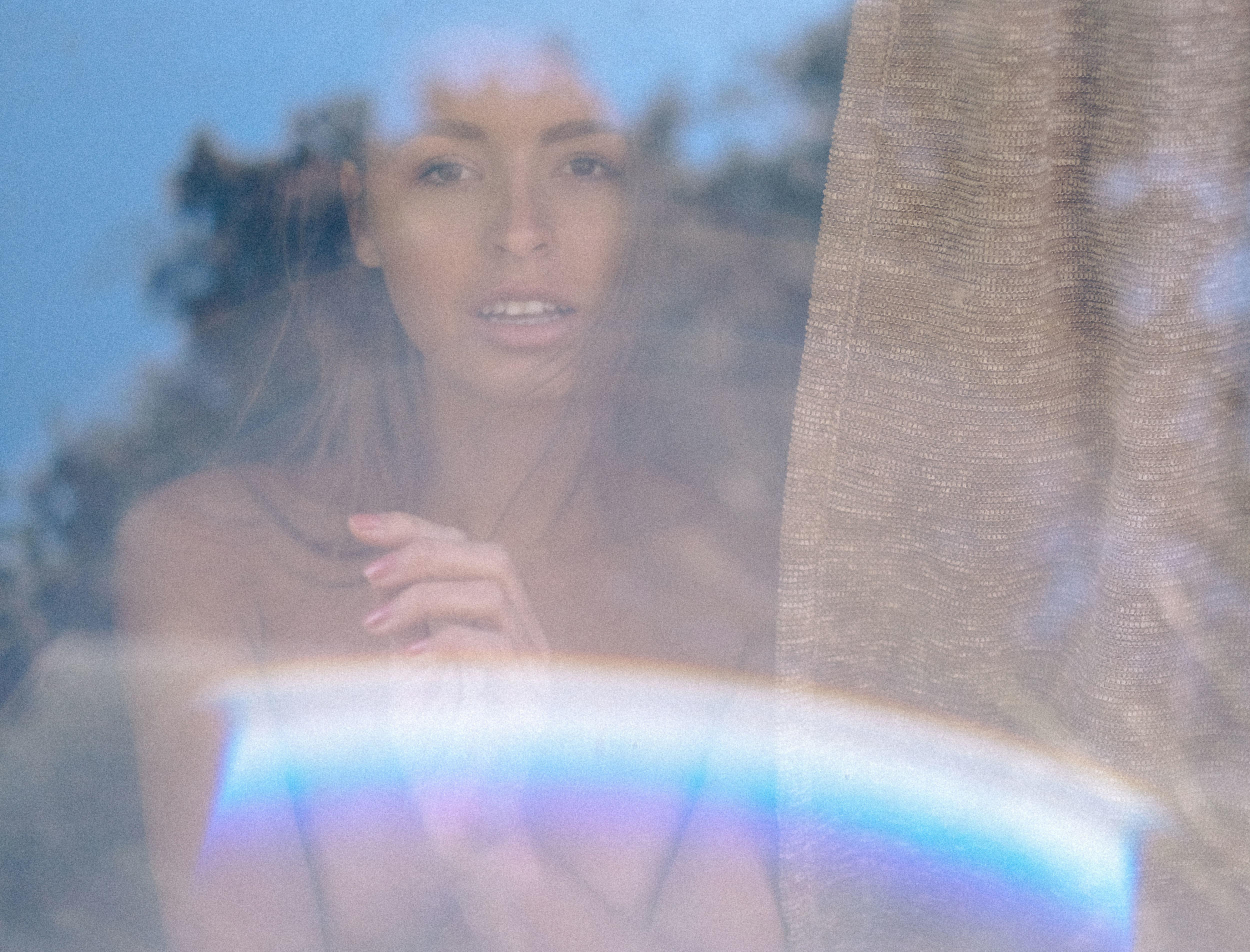 Η Marisa Papen σε σέξυ topless φωτογράφηση