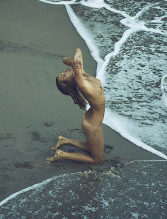Η Marisa Papen σε γυμνές φωτογραφίες στην παραλία στο Malibu για το περιοδικό Treats