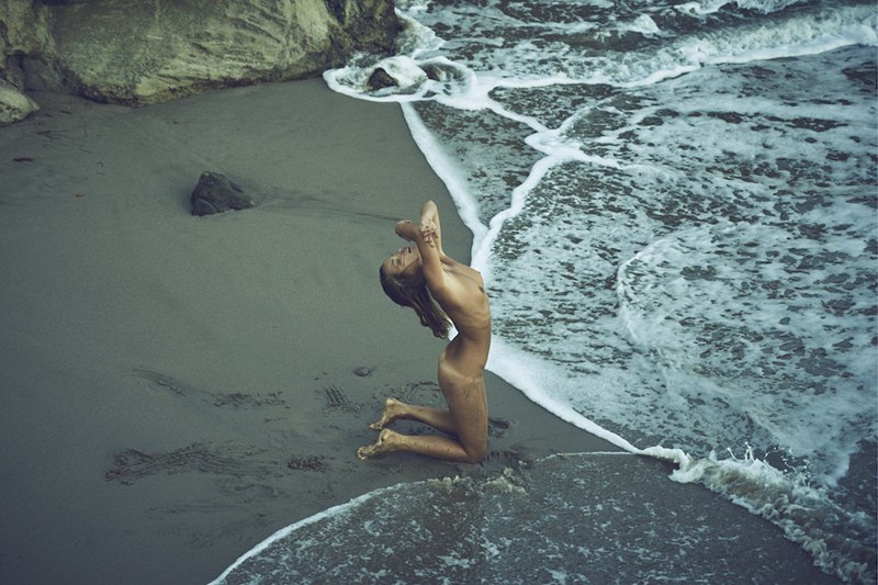 Γυμνή φωτογράφηση στην παραλία με την Marisa Papen