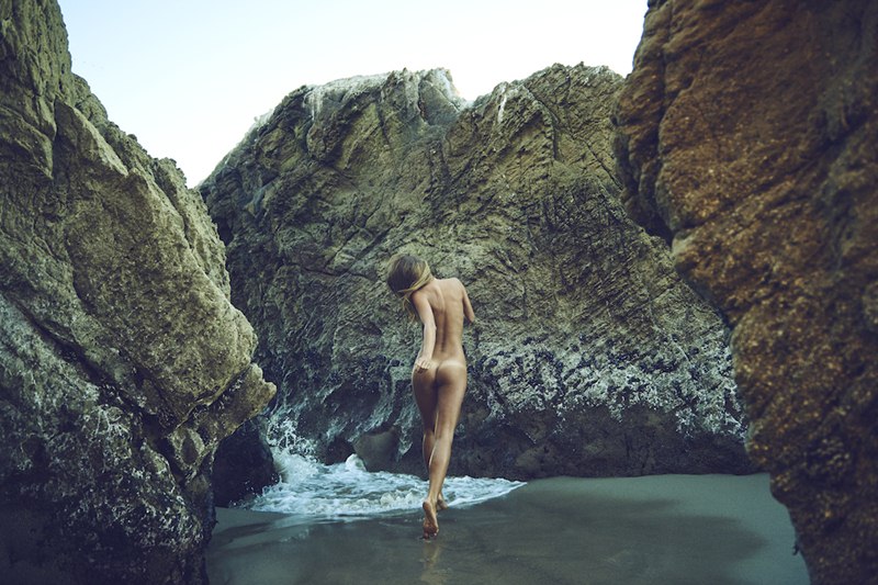 Γυμνή φωτογράφηση στην παραλία με την Marisa Papen