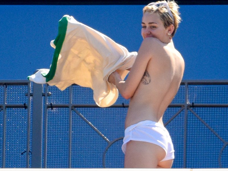Η Miley Cyrus γυμνόστηθη σε μπαλκόνι ξενοδοχείου