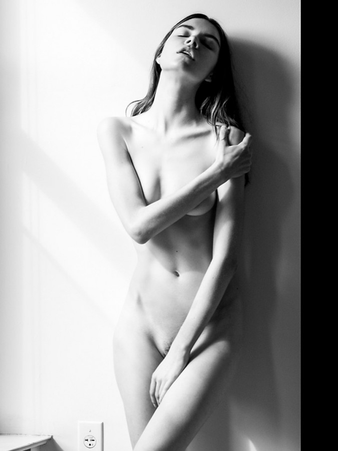 Η Sally Paton σε ασπρόμαυρες γυμνές φωτογραφίες