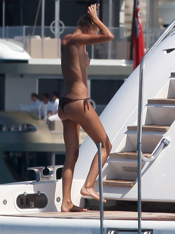 Η Toni Garrn σε topless φωτογραφίες σε yacht στην Ibiza