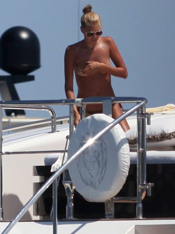 Η Toni Garrn σε topless φωτογραφίες σε yacht στην Ibiza