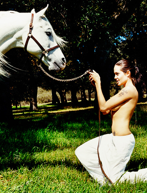 Η σέξυ all time classic Angelina Jolie φωτογραφίζεται topless δίπλα σε λευκό άλογο