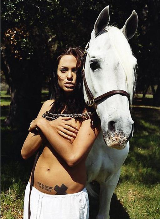 Η σέξυ all time classic Angelina Jolie φωτογραφίζεται topless δίπλα σε λευκό άλογο