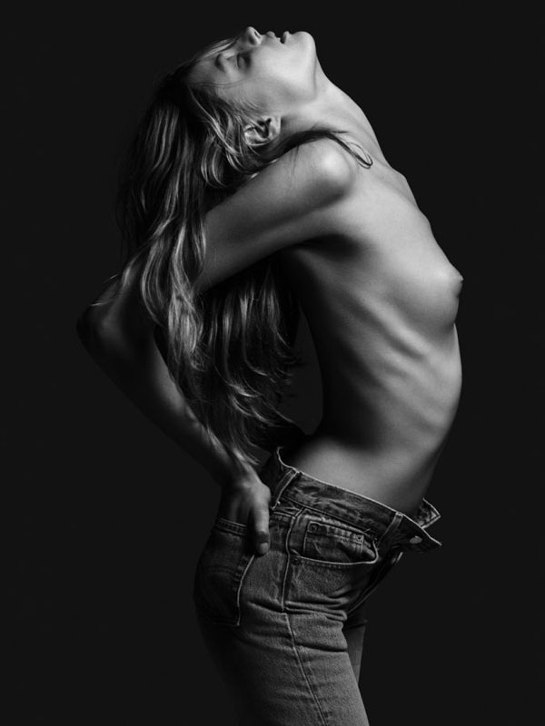 Το μοντέλο Magdalena Frackowiak σε σέξυ topless φωτογράφηση