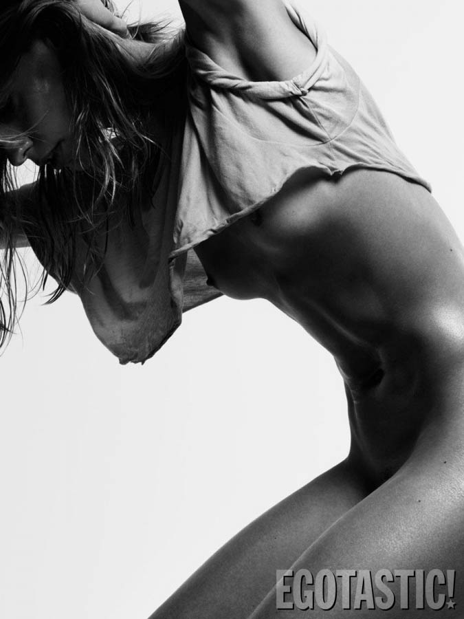 Η Γερμανίδα μοντέλο Julia Stegner σε topless φωτογραφίες