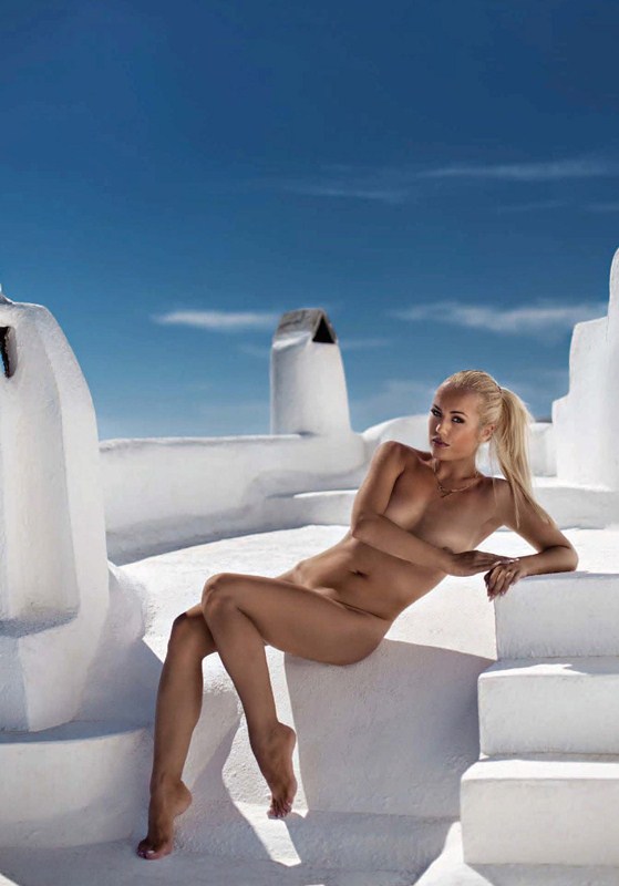 Η Katarina Bencek φωτογραφίζεται γυμνή στην Σαντορίνη