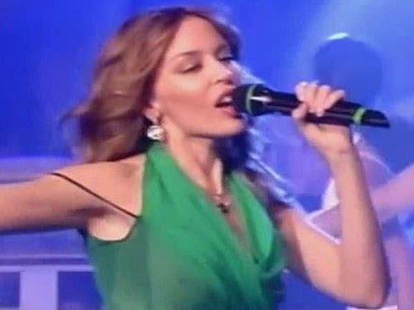 Η τραγουδίστρια Kylie Minogue με see through μπλουζάκι