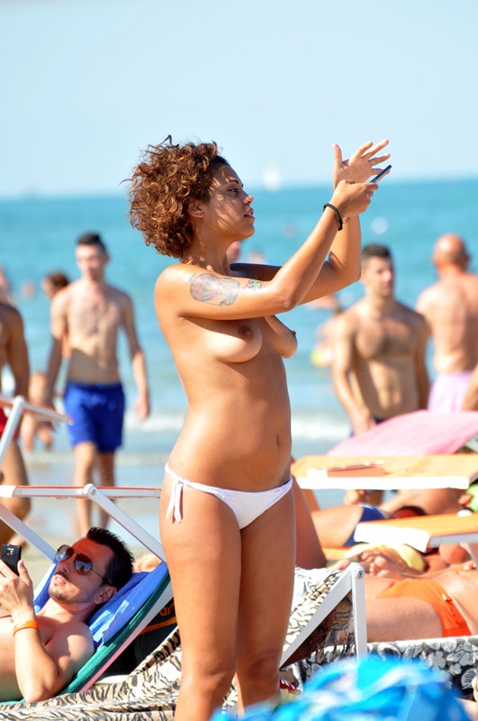 Η Ιταλίδα ηθοποιός Mara Adriani σε topless φωτογραφίες