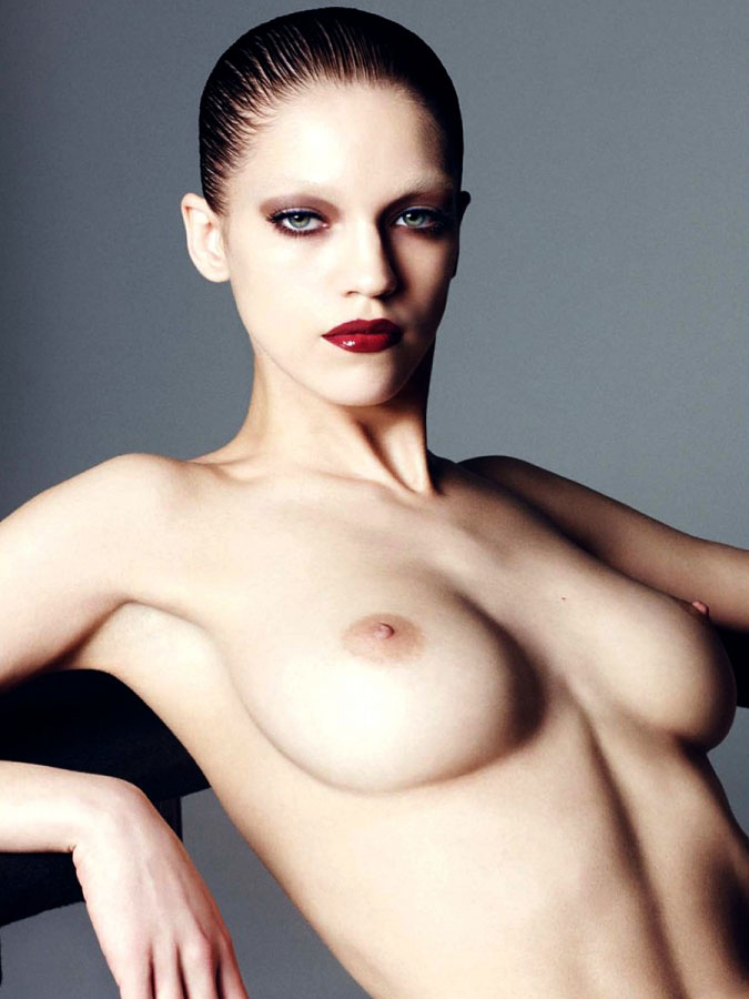 Το μοντέλο Samantha Gradoville φωτογραφίζεται topless για το Iσπανικό περιοδικό Harper’s Bazaar