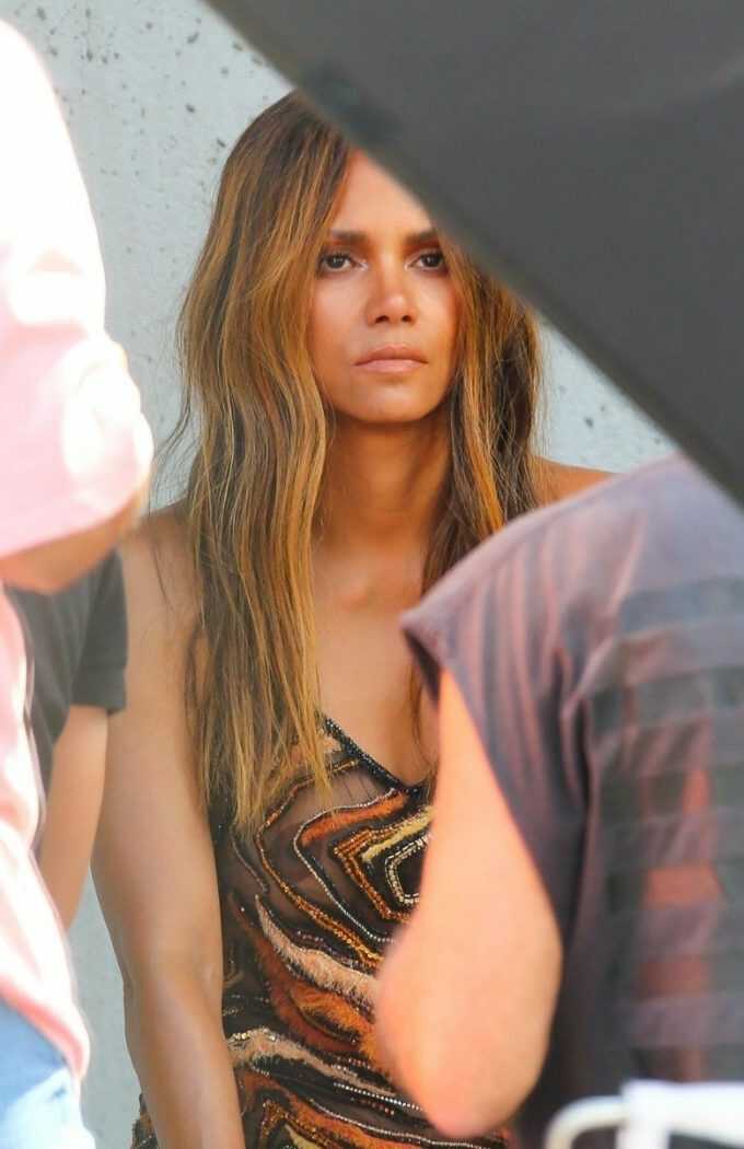 Σέξι φωτογραφίες της Halle Berry που φαίνεται το στήθος της