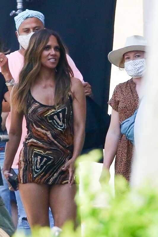 Σέξι φωτογραφίες της Halle Berry που φαίνεται το στήθος της