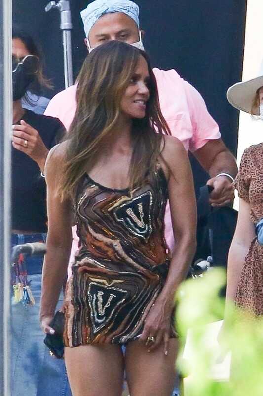 Σέξι φωτογραφίες της Halle Berry που φαίνεται το στήθος της