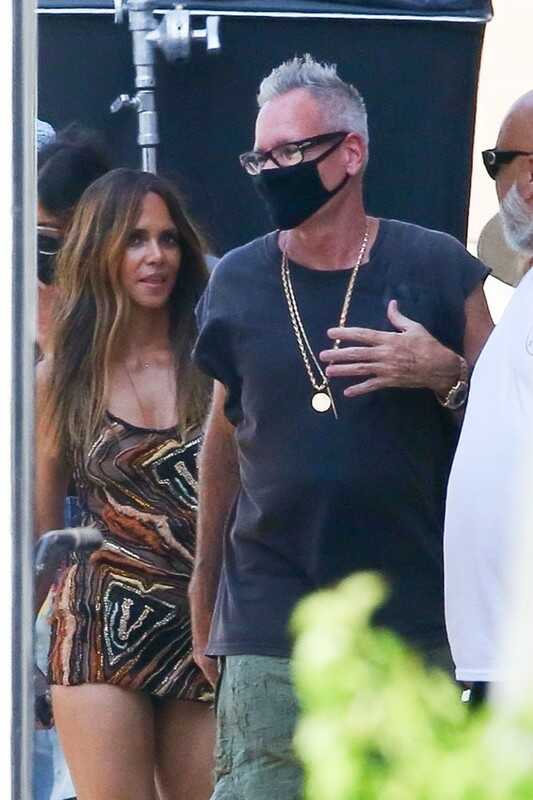 Σέξι φωτογραφίες της Halle Berry που φαίνεται το στήθος της