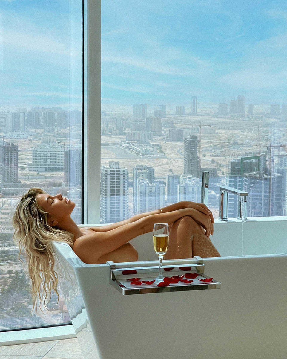 Η μουνάρα μοντέλο Nata Lee σε γυμνές φωτογραφίες