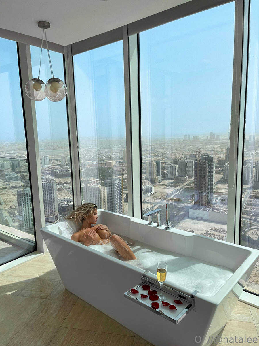 Η μουνάρα μοντέλο Nata Lee σε γυμνές φωτογραφίες