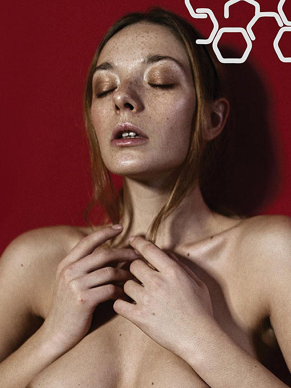 Η Ρωσίδα βυζαρού Olga Kobzar σε καυτές γυμνές φωτογραφίες