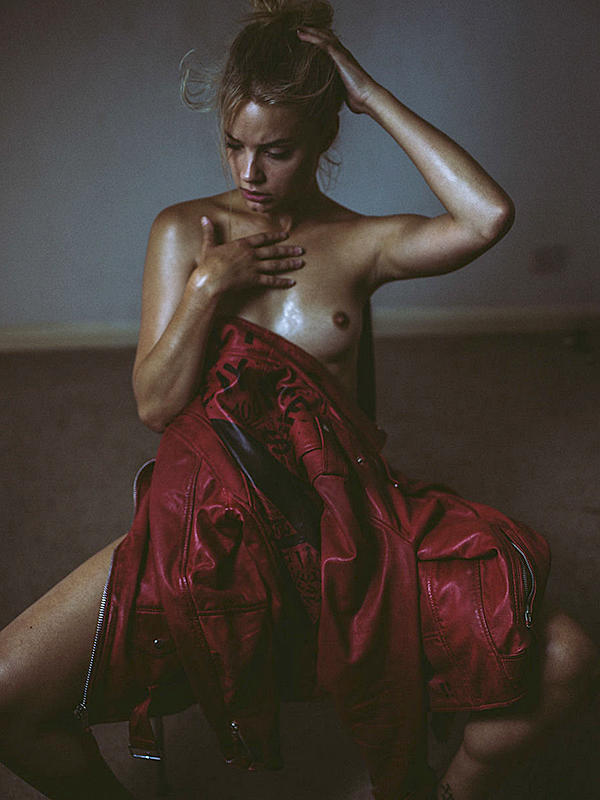 Η Holly Horne γδύνεται και αλείφεται με baby oil σε γυμνές φωτογραφίες 