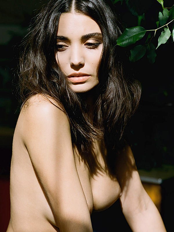 Η καυτή Melina DiMarco φωτογραφίζεται topless 
