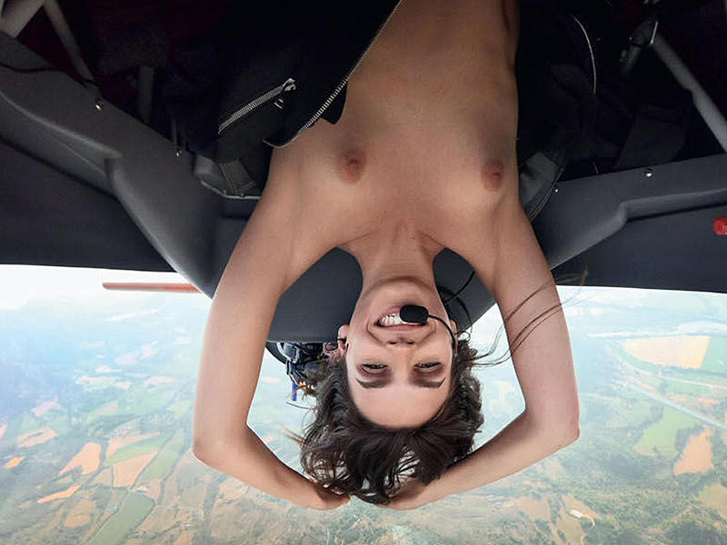 Η Clara Botte καυτή και topless πιλότος εν πτήση για το περιοδικό Lui