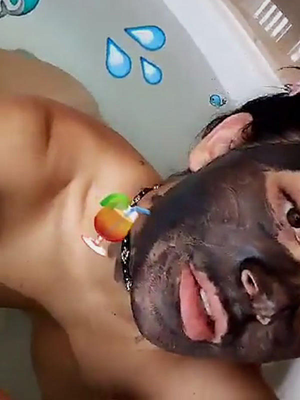 Η Charli XCX σε topless φωτογραφίες στο snapchat
