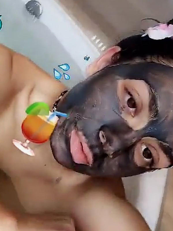 Η Charli XCX σε topless φωτογραφίες στο snapchat