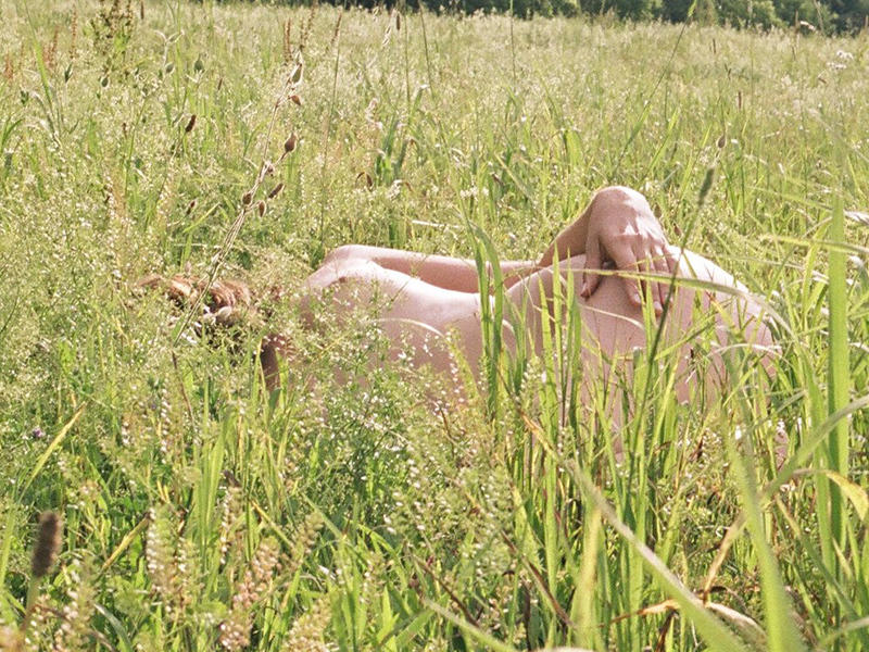 Η ηθοποιός Lola Kirke από το Gone Girl φωτογραφίζεται topless και γυμνή