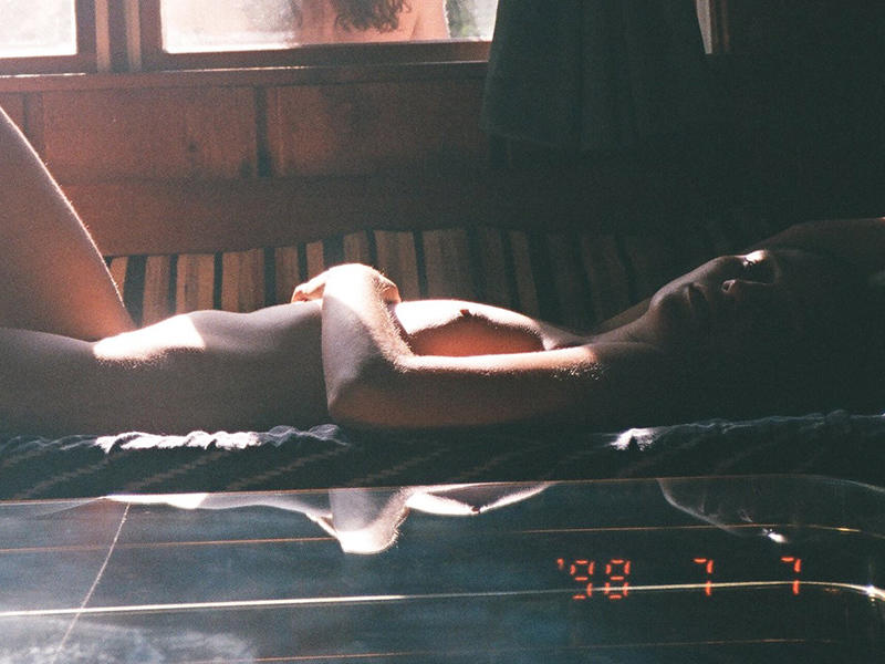 Η ηθοποιός Lola Kirke από το Gone Girl φωτογραφίζεται topless και γυμνή