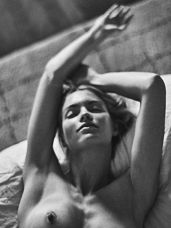 Το μοντέλο της Victoria's Secret, Elyse Taylor, σε topless καυτές φωτογραφίες